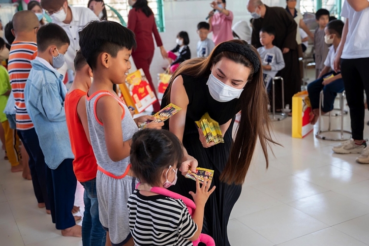 Hồ Ngọc Hà, Bùi Anh Tuấn, Nguyễn Hồng Thuận trao tặng gần 700 phần quà cho trẻ em Long An