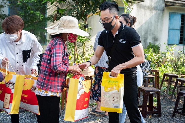 Hồ Ngọc Hà, Bùi Anh Tuấn, Nguyễn Hồng Thuận trao tặng gần 700 phần quà cho trẻ em Long An