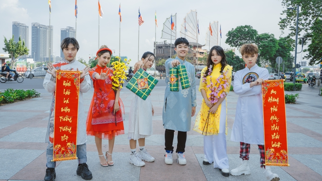 P336 và O2O Girl Band 'mang' cả showbiz Việt vào MV 'Tết là để yêu thương'
