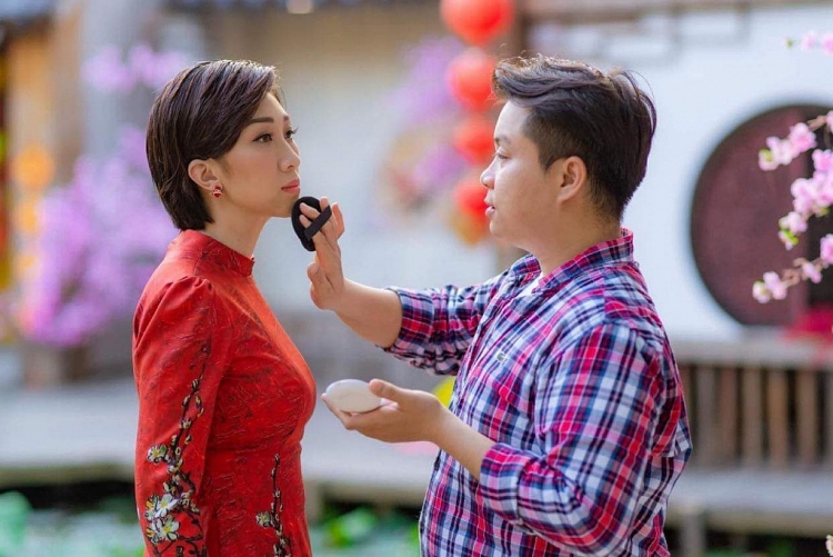 Lều Phương Anh khoe bộ ảnh du xuân sớm cùng hai con tại Sài Gòn