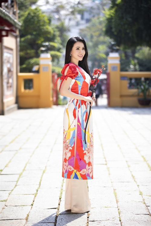 Hoa hậu Châu Ngọc Bích cùng con gái làm 'nàng xuân' cho NTK Ngô Nhật Huy