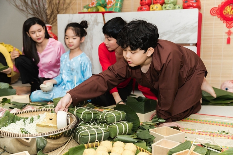 Trương Quỳnh Anh, Xuân Lan, Thân Thúy Hà cùng các con gói bánh chưng rôm rả đón Tết