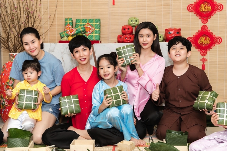 Trương Quỳnh Anh, Xuân Lan, Thân Thúy Hà cùng các con gói bánh chưng rôm rả đón Tết