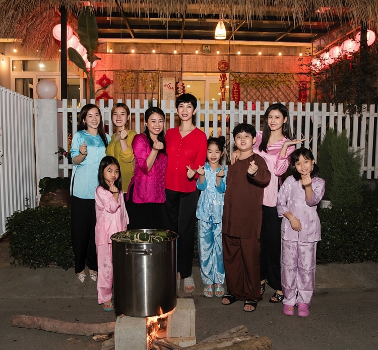 Trương Quỳnh Anh, Xuân Lan, Thân Thúy Hà cùng các con gói bánh chưng rôm rả đón Tết