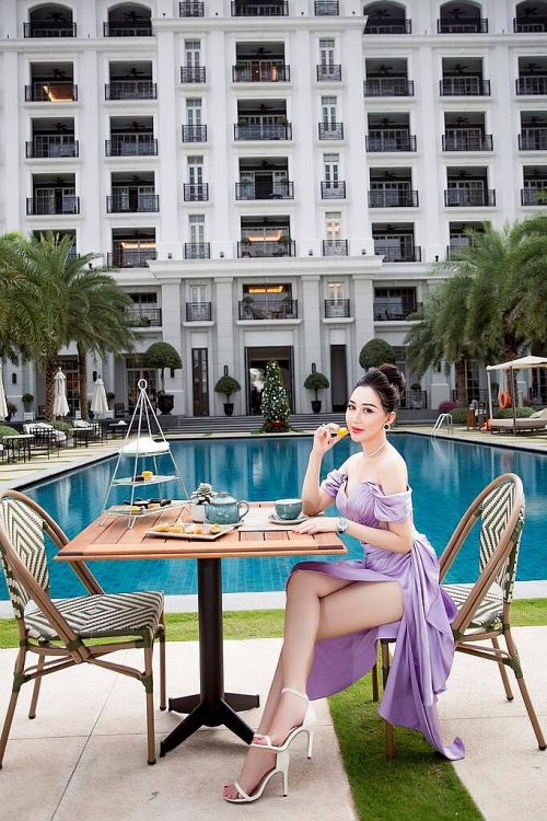 Huỳnh Thúy Anh khoe sắc cùng làn da trắng sáng