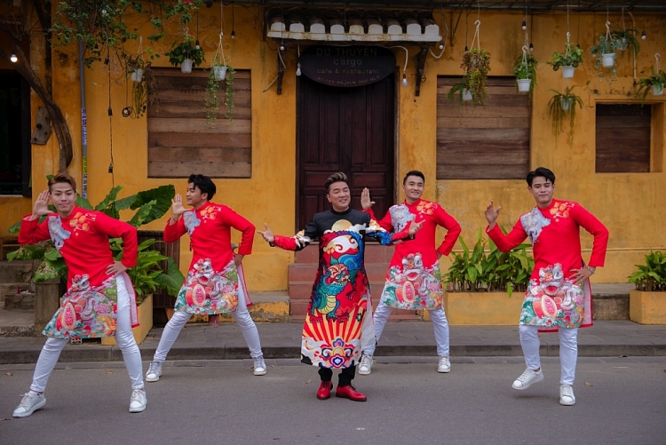Đàm Vĩnh Hưng diện áo dài hình Hoài Linh, Lệ Quyên đi khắp 3 miền làm MV Tết