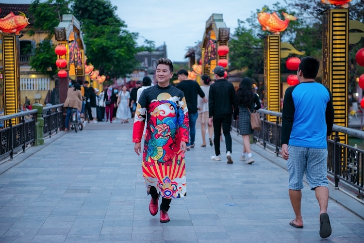 Đàm Vĩnh Hưng diện áo dài hình Hoài Linh, Lệ Quyên đi khắp 3 miền làm MV Tết