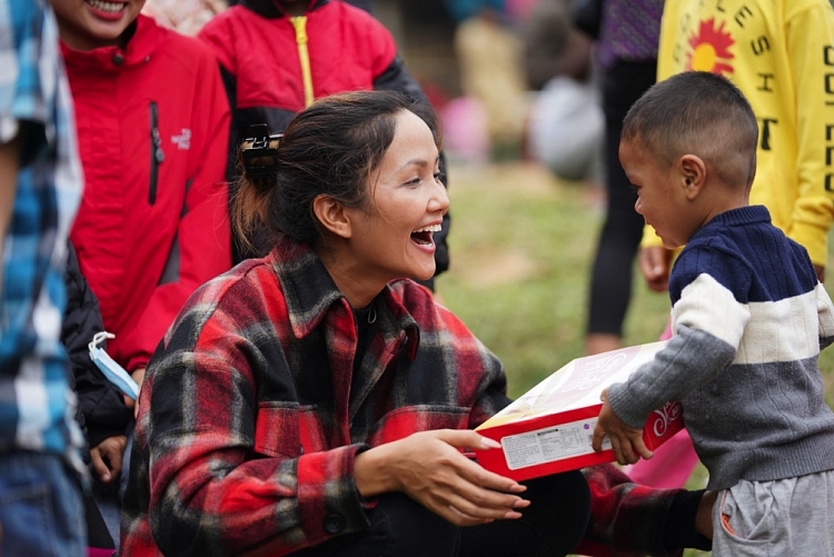 Các người đẹp 'Hoa hậu hoàn vũ Việt Nam' tích cực hoạt động thiện nguyện những ngày cận Tết Tân Sửu 2021