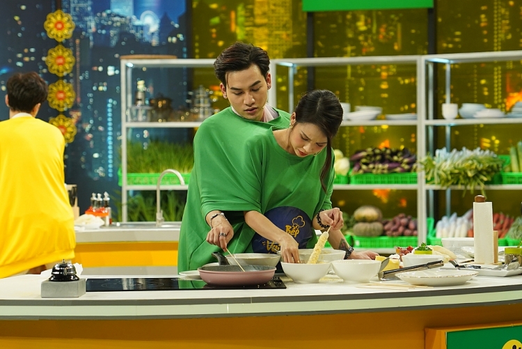 Ngô Kiến Huy và Lynk Lee mặc áo đôi cùng tham gia nấu nướng trong 'Căn bếp vui nhộn'