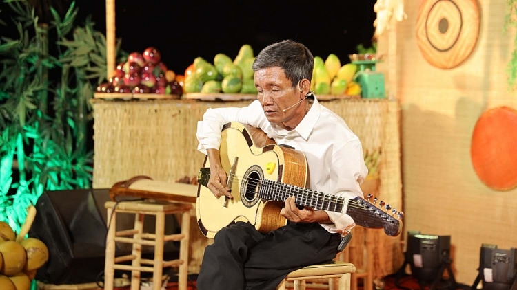 'Sô diễn cuộc đời': Người cha mù kể chuyện cuộc đời bằng chiếc đàn guitar và dòng nhạc Đờn ca tài tử
