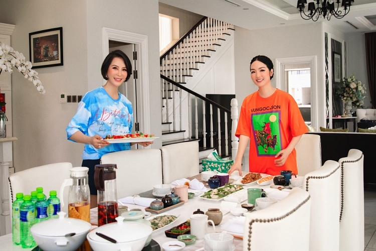 MC Thanh Mai tự cách ly 1 tháng mới gặp bạn bè sau 1 năm xa cách vì Covid