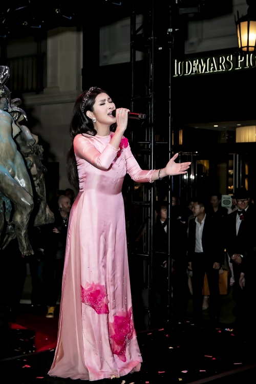 Đạo diễn phim 'Phượng Khấu' ăn Tết trên đất Mỹ cùng ca sĩ Nguyễn Hồng Nhung