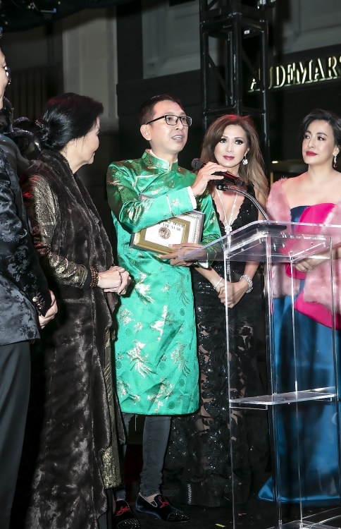 Đạo diễn phim 'Phượng Khấu' ăn Tết trên đất Mỹ cùng ca sĩ Nguyễn Hồng Nhung