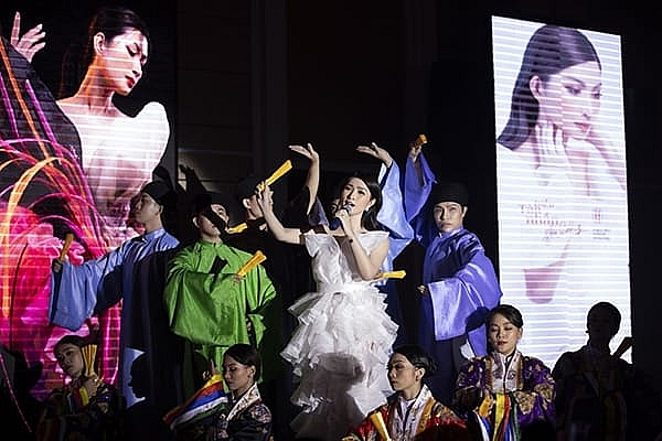 Đạo diễn phim 'Phượng Khấu' ăn Tết trên đất Mỹ cùng ca sĩ Nguyễn Hồng Nhung