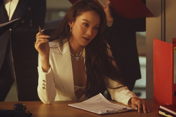 Minh Hằng sexy khó cưỡng trong MV 'Bắt cá không anh'