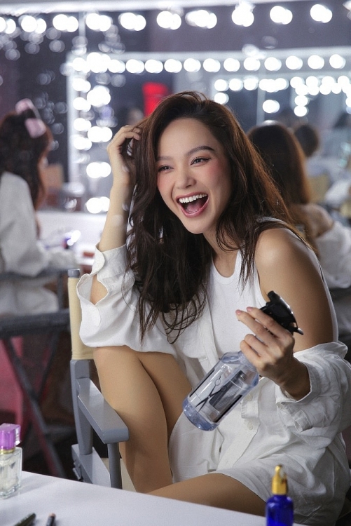 Minh Hằng sexy khó cưỡng trong MV 'Bắt cá không anh'