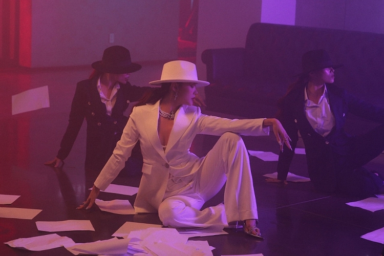 Minh Hằng sexy khó cưỡng trong MV 'Bắt cá không anh'