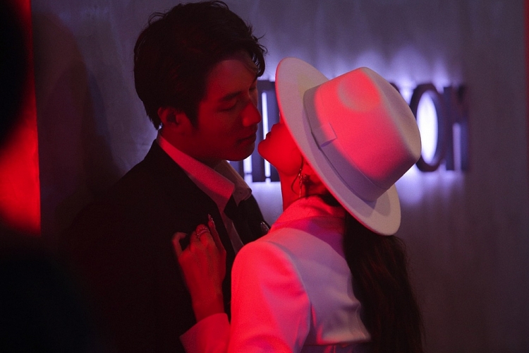 Minh Hằng sexy khó cưỡng trong MV 'Bắt cá không anh'