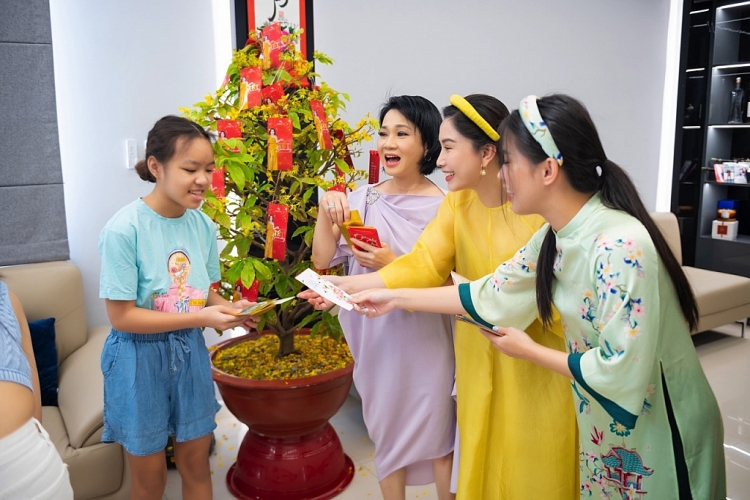 Dàn sao 'Tình thắm duyên xuân' hội ngộ tưng bừng tại tiệc tân niên nhà Việt Hương