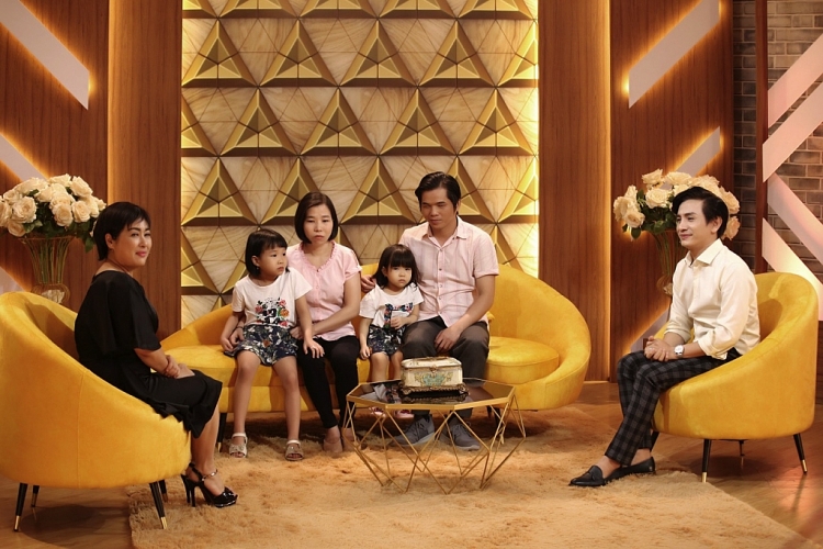 Nghệ sĩ Thanh Thủy ngưỡng mộ tình yêu 11 năm của cặp đôi khiếm thị tại 'Thuận vợ thuận chồng'
