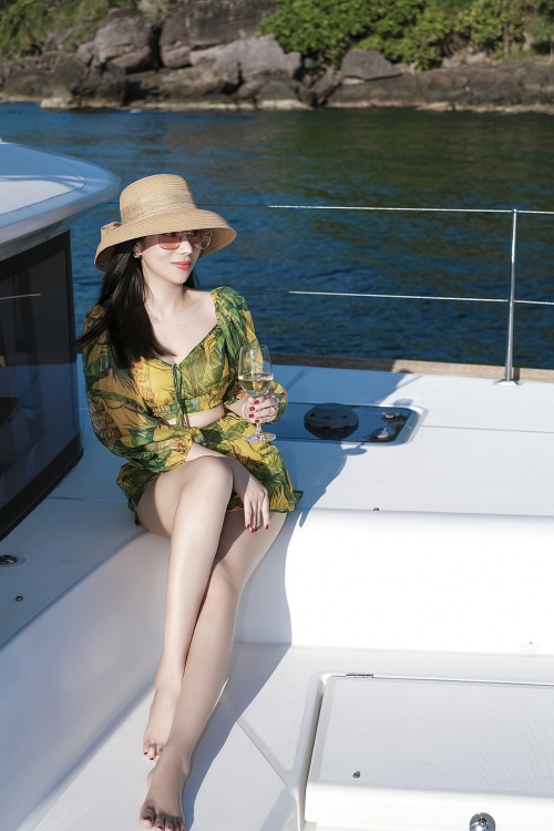 Hoa hậu Dương Yến Nhung đi du thuyền 5 sao tại Phú Quốc