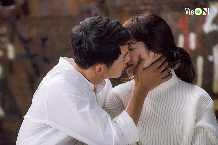 Tan chảy với 6 nụ hôn màn ảnh Hàn: 'Thư ký Kim sao thế?' hút 333 triệu view, 'Hậu duệ mặt trời' trở thành huyền thoại