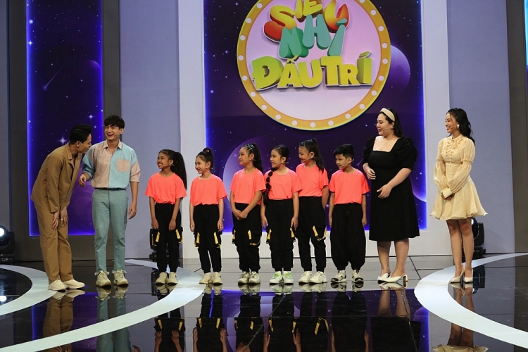 Võ Tấn Phát trẻ ra 10 tuổi khi 'cầm trịch' chương trình 'Siêu nhí đấu trí' mùa 4