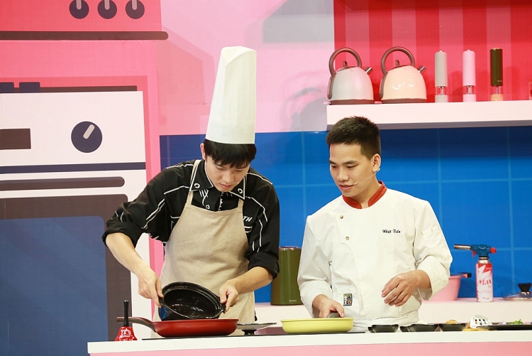 Bi Max liên tục 'ức hiếp' Liz Kim Cương tại gian bếp của 'Thách sao nấu được'