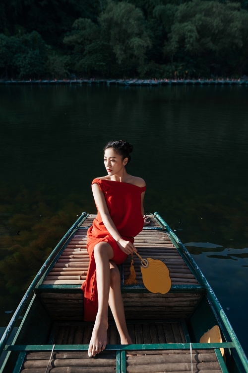 Văn Mai Hương gợi cảm đầy quyến rũ giữa cảnh sắc thơ mộng Ninh Bình ở tuổi 28