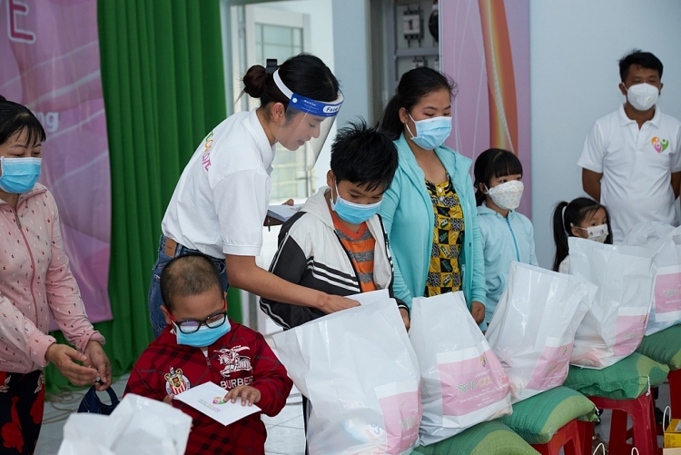Lệ Nam cùng dự án 'Send our love' trao quà cho gia đình khó khăn tại Tiền Giang