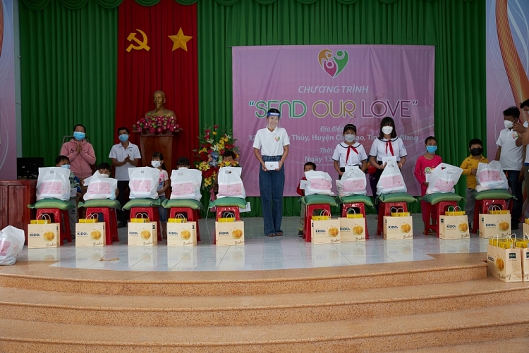 Lệ Nam cùng dự án 'Send our love' trao quà cho gia đình khó khăn tại Tiền Giang