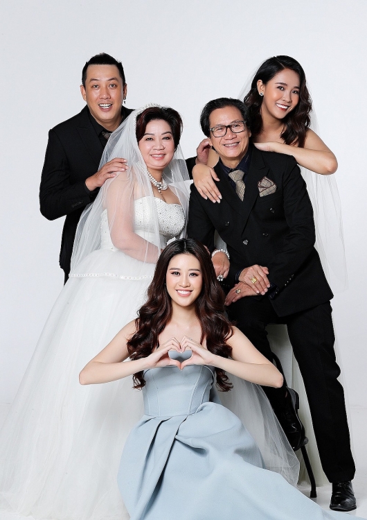 Hoa hậu Khánh Vân xúc động tại hậu trường 'Tình trăm năm' vì chuyện tình của bố mẹ