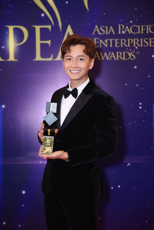 Ngô Kiến Huy – Thúy Ngân diện đồ 'ton sur ton' tới chúc mừng NSX 'Running Man Vietnam'