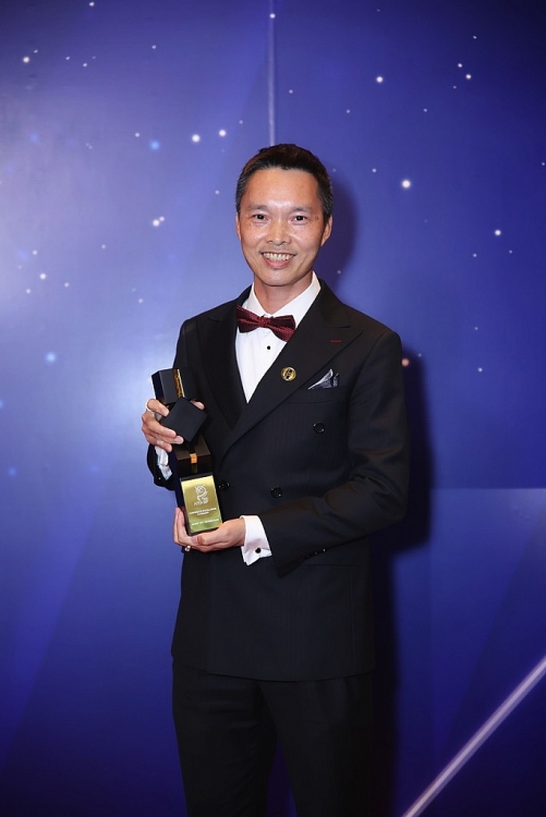 Ngô Kiến Huy – Thúy Ngân diện đồ 'ton sur ton' tới chúc mừng NSX 'Running Man Vietnam'