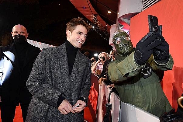Dàn diễn viên 'The Batman' gửi lời chào khán giả Việt, Robert Pattinson đẹp trai đầy ấn tượng trong sự kiện ra mắt