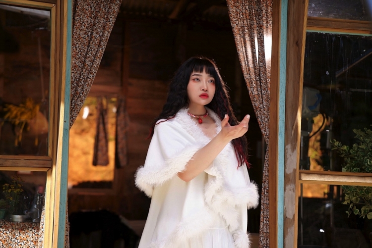 Lương Minh Trang khoe giọng trầm lắng trong MV mới, thừa nhận áp lực hậu ly hôn