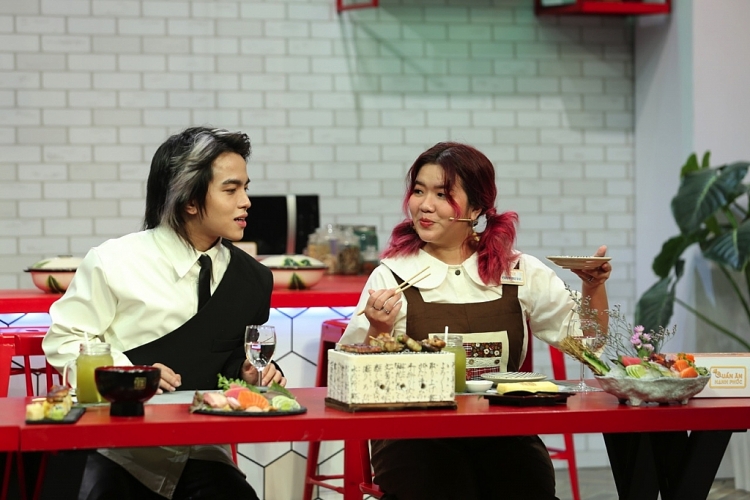 'Quán ăn hạnh phúc': 'Thánh review' mới nổi Ngô Đình Nam khiến Quốc Khánh, Chen Ru Lu cười 'ná thở' với 1001 kiểu review đồ ăn