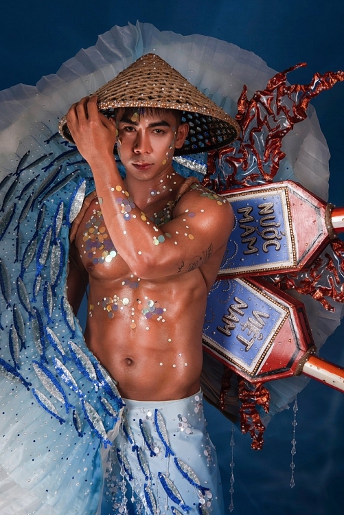 Phùng Phước Thịnh gây ấn tượng với National Costume 'Vị biển khơi'
