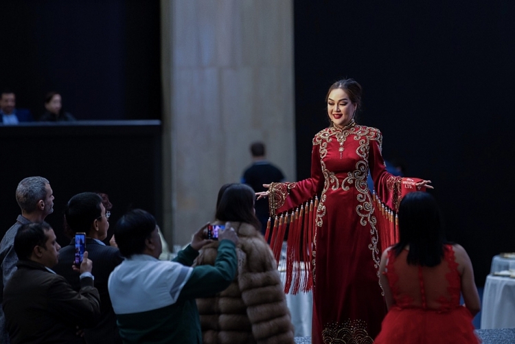 Hoàng Thanh Nga nhận tin vui trong đêm bán kết 'Mrs Universe 2023'