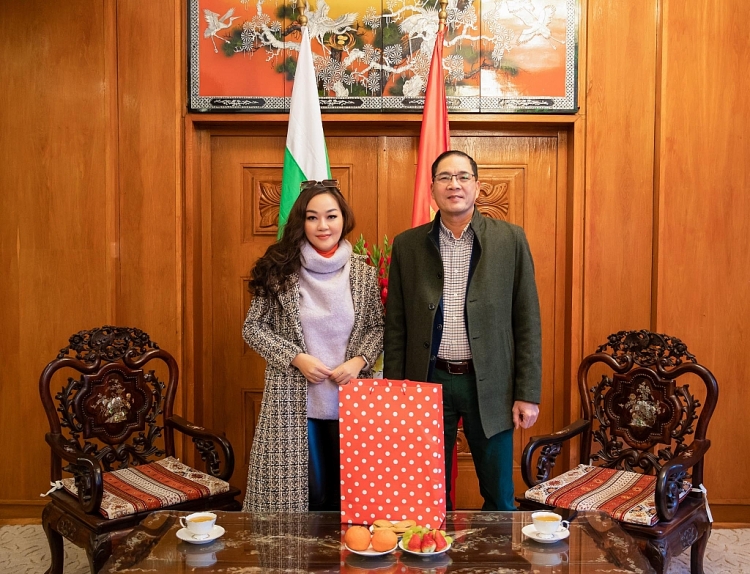 Á hậu 1 'Mrs Universe 2023' Hoàng Thanh Nga thăm Đại sứ quán Việt Nam tại Bulgaria
