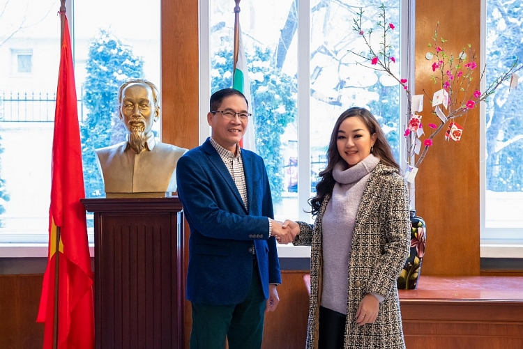 Á hậu 1 'Mrs Universe 2023' Hoàng Thanh Nga thăm Đại sứ quán Việt Nam tại Bulgaria