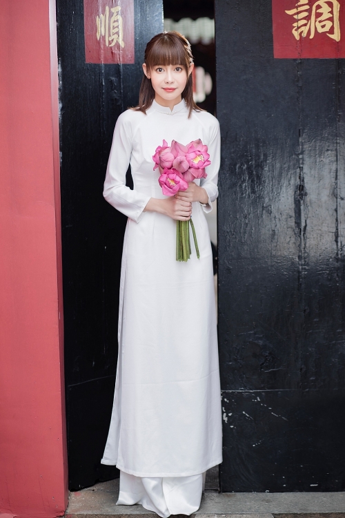 Vẻ đẹp trẻ trung của Hoa hậu Hải Dương trong bộ ảnh áo dài đầu năm mới