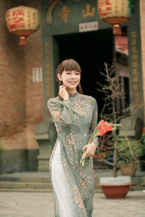 Vẻ đẹp trẻ trung của Hoa hậu Hải Dương trong bộ ảnh áo dài đầu năm mới