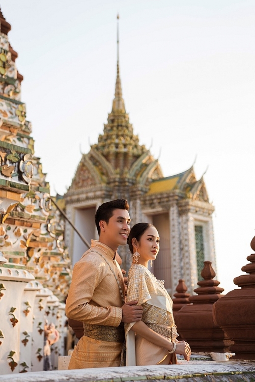 Á vương Hoàng Phi Kha tung bộ ảnh thân mật với mỹ nữ Thái Lan
