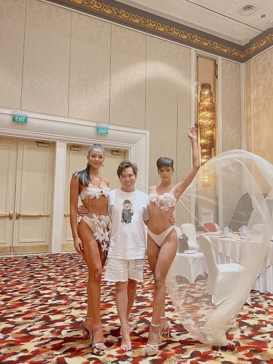 Bất ngờ với bộ sưu tập 'Swimsuit' của nhà thiết kế Ivan Trần tại 'Miss Charm 2023'