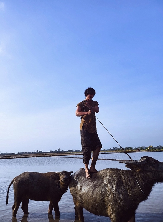 Tuấn Trần trải nghiệm chăn trâu, cưỡi ngựa, lội bùn trong phim mới