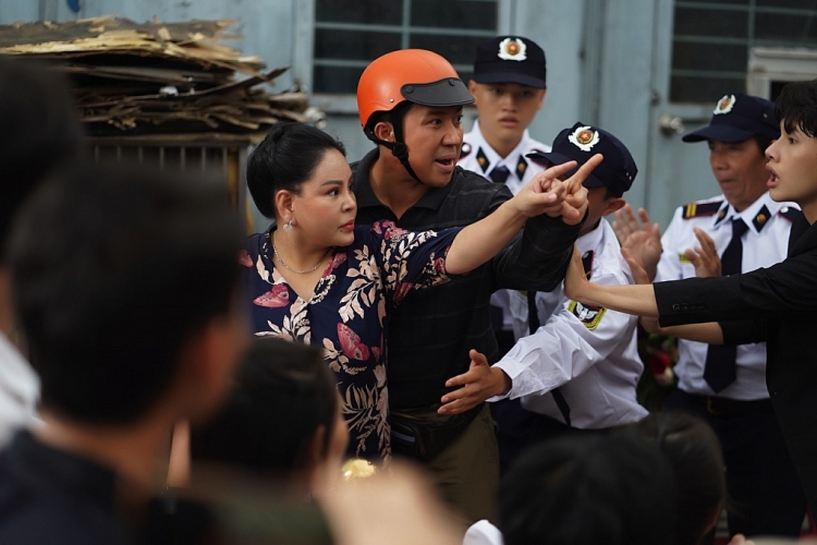 Kinh nghiệm livestream đầy mình, Lê Dương Bảo Lâm vẫn 'khớp' khi đóng streamer trong 'Nhà bà Nữ'
