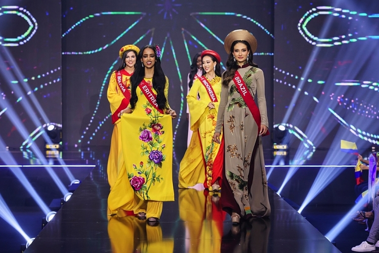 Choáng ngợp trước loạt trang phục dân tộc 'càn quét' sân khấu bán kết 'Miss Charm 2023'