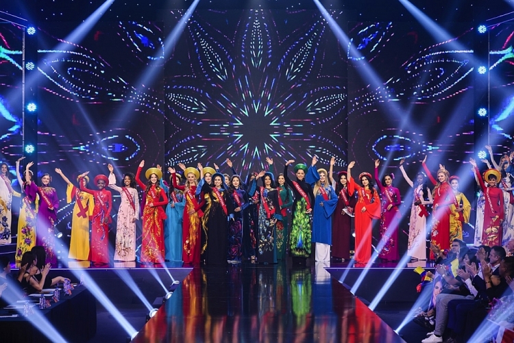 Choáng ngợp trước loạt trang phục dân tộc 'càn quét' sân khấu bán kết 'Miss Charm 2023'