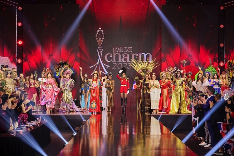 Choáng ngợp trước loạt trang phục dân tộc 'càn quét' sân khấu bán kết 'Miss Charm 2023'